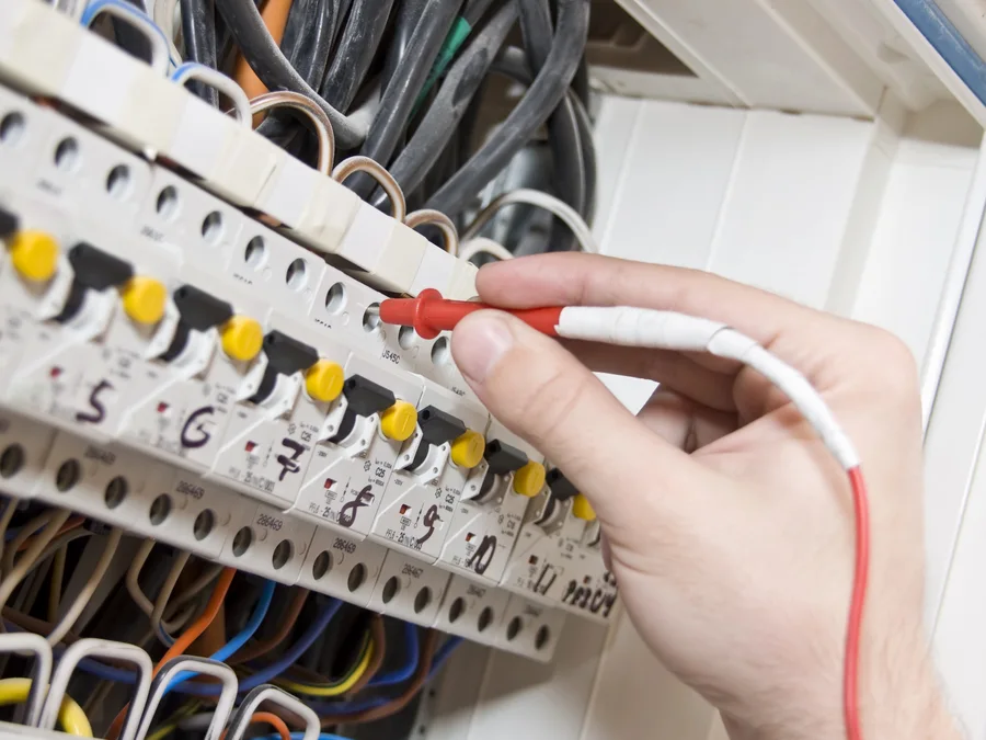Dépannage électrique par un électricien à Paris